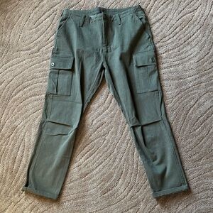 Olivaceous Women’s Green Cargo Pants. Size Large